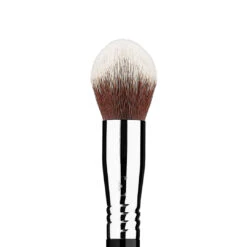 F79 CONCEALER BLEND KABUKI™ BRUSH